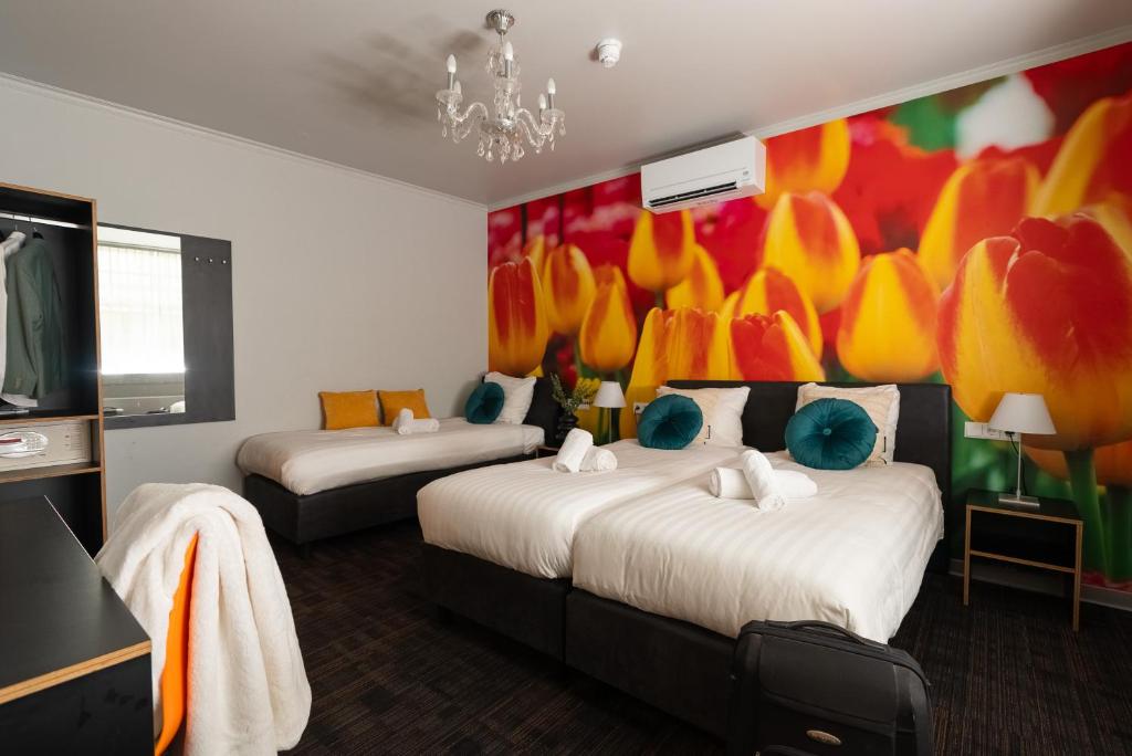Postel nebo postele na pokoji v ubytování Multatuli Hotel
