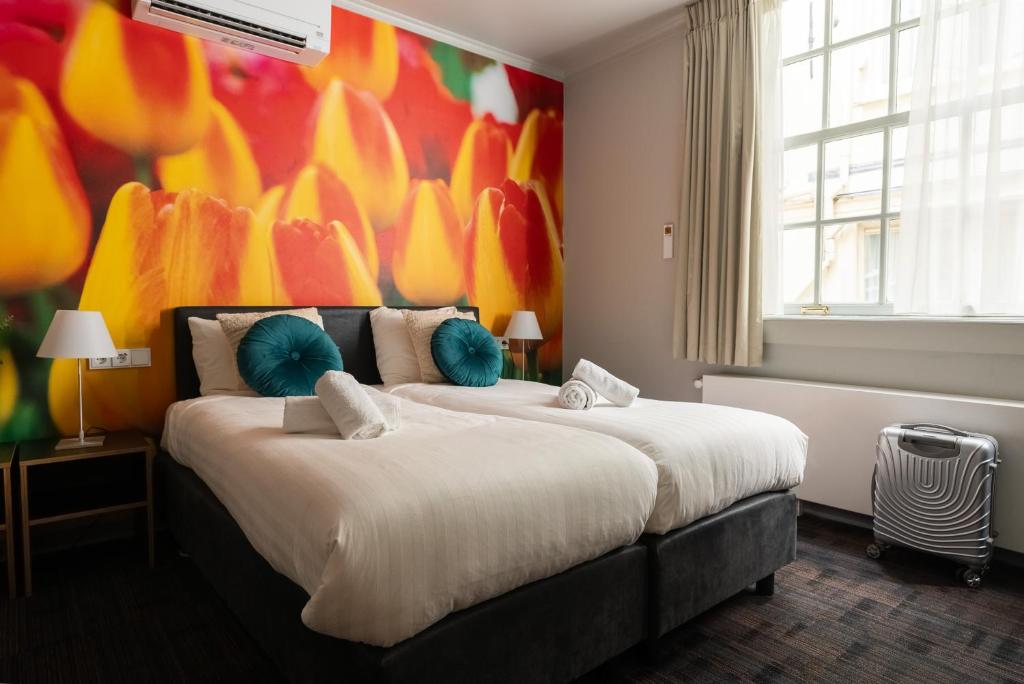 Postel nebo postele na pokoji v ubytování Multatuli Hotel
