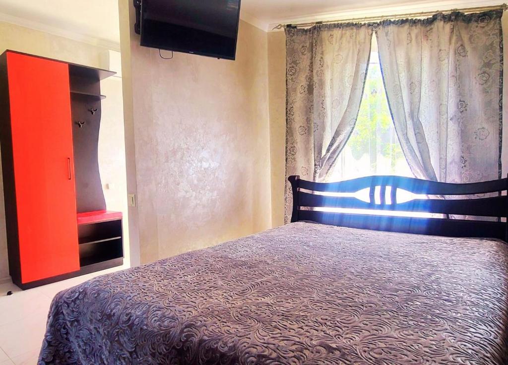 1 dormitorio con cama y ventana en Апартаменти в Будиночку біля Софіївського Парка, en Uman