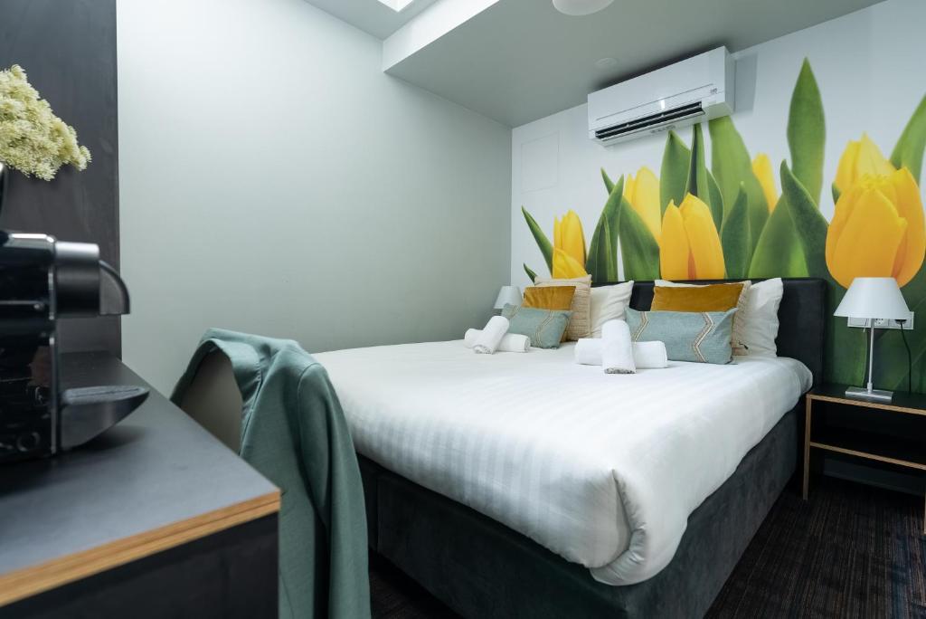 Postel nebo postele na pokoji v ubytování Multatuli Hotel