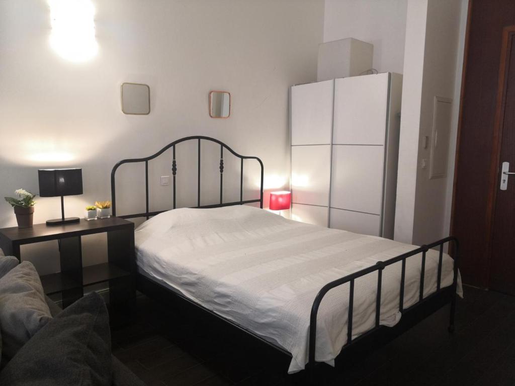 - une chambre avec un lit, une commode et un lit dans l'établissement Venture, à Marseille