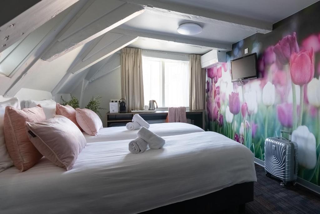 Postel nebo postele na pokoji v ubytování Multatuli Hotel