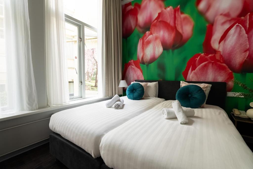 Postel nebo postele na pokoji v ubytování Multatuli Hotel