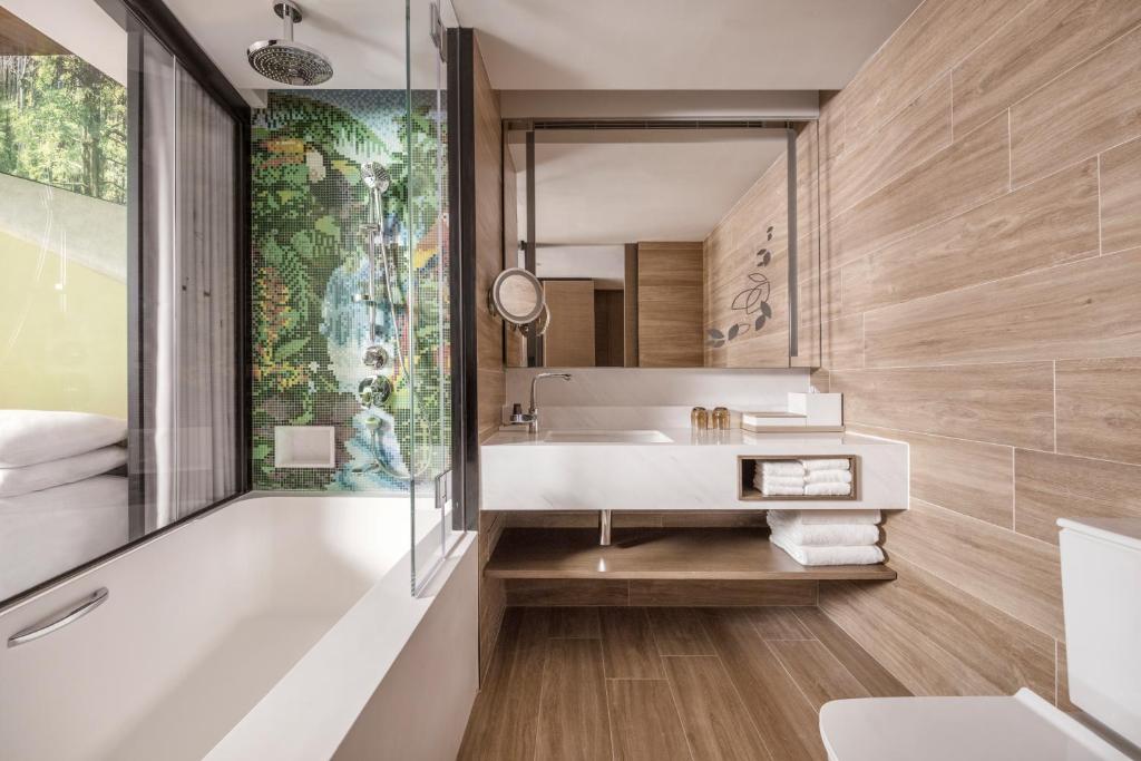 Letto o letti in una camera di Hong Kong Ocean Park Marriott Hotel
