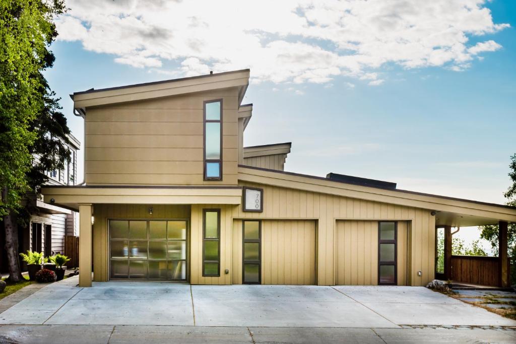 una casa grande con garaje en Downtown Contemporary Coastal Oasis en Anchorage