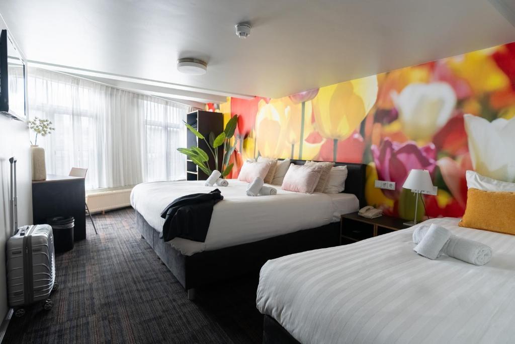Postel nebo postele na pokoji v ubytování Multatuli Hotel