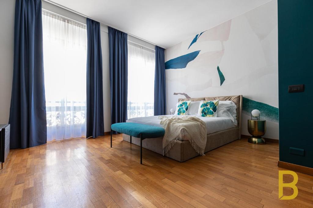 - une chambre avec un lit doté de rideaux bleus dans l'établissement BePlace Apartments in Duomo, à Milan