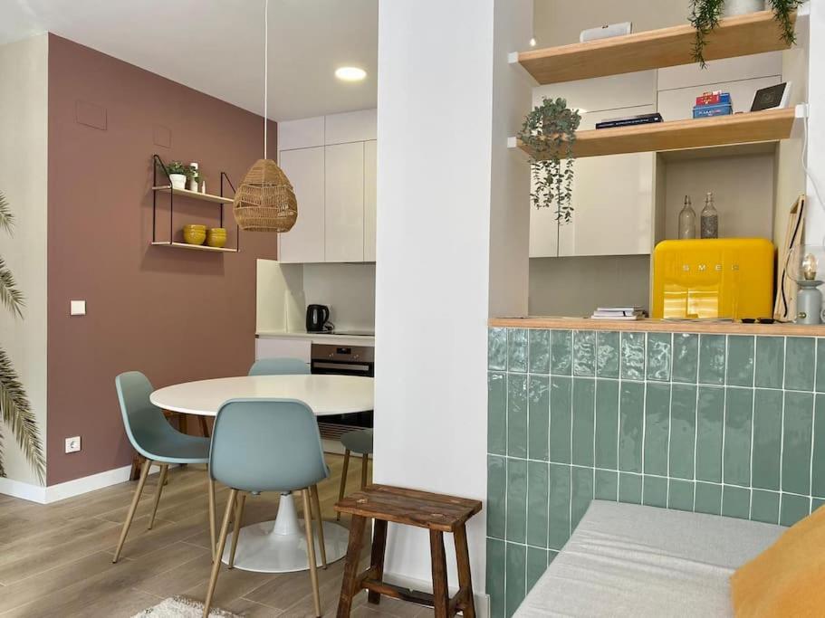 cocina con mesa y sillas en una habitación en Casa Xava Valencia, en Valencia