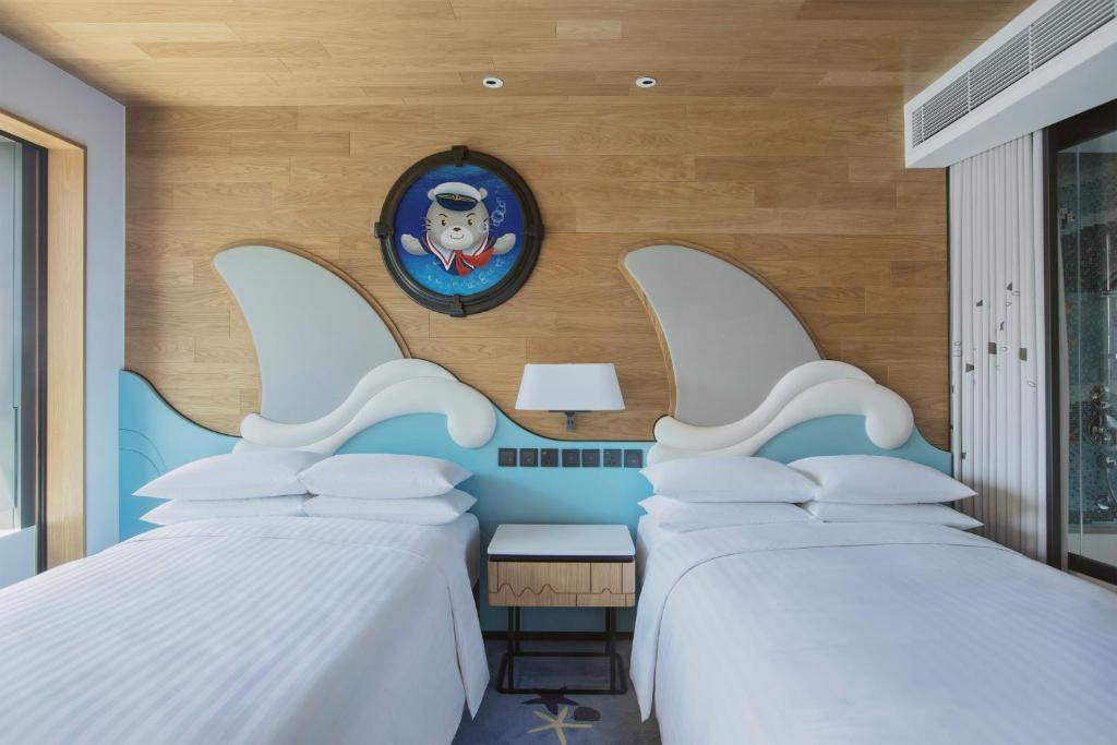 Letto o letti in una camera di Hong Kong Ocean Park Marriott Hotel