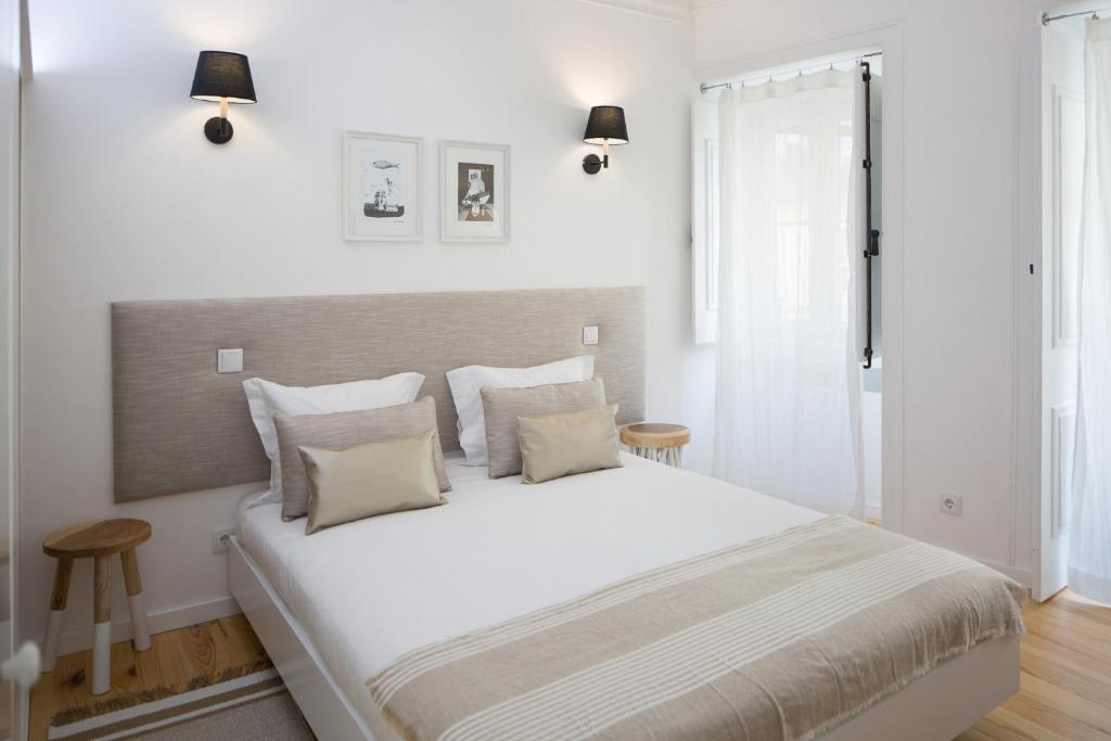 リスボンにあるApartamento Central - Mouraria - TTL316のベッドルーム1室(大きな白いベッド1台、枕2つ付)