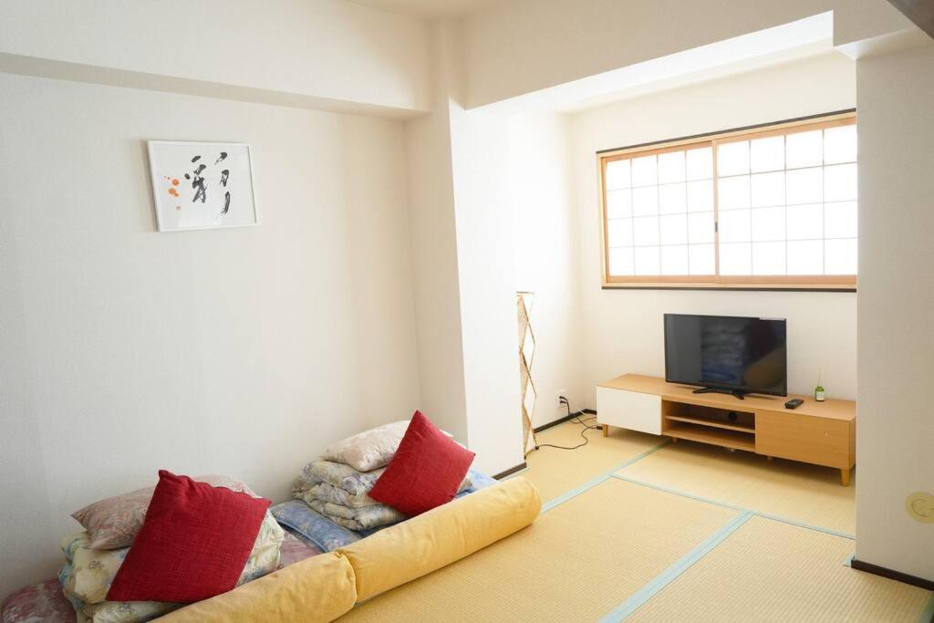 大阪B301/大阪人气景点黑门市场步行6分钟，日本桥、难波、心斋桥、道顿堀步行可达的带沙发和电视的客厅