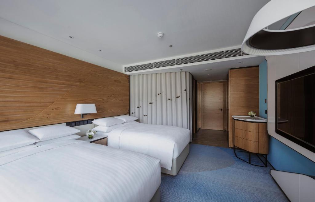 Letto o letti in una camera di Hong Kong Ocean Park Marriott Hotel