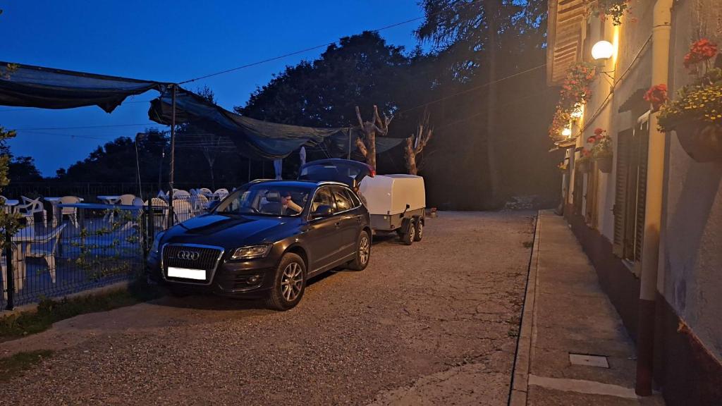 un'auto parcheggiata sul lato di una strada di notte di Baita Bondella a Como