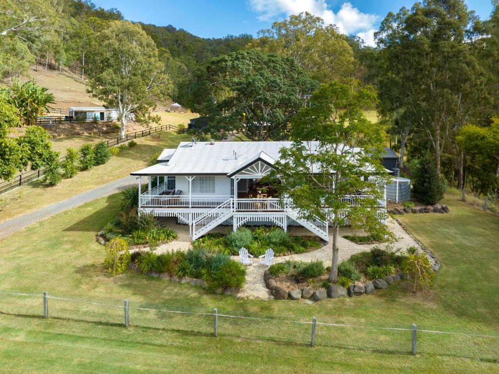 una vista aérea de una casa con jardín en The Stables Luxury Country Escape, en Canungra