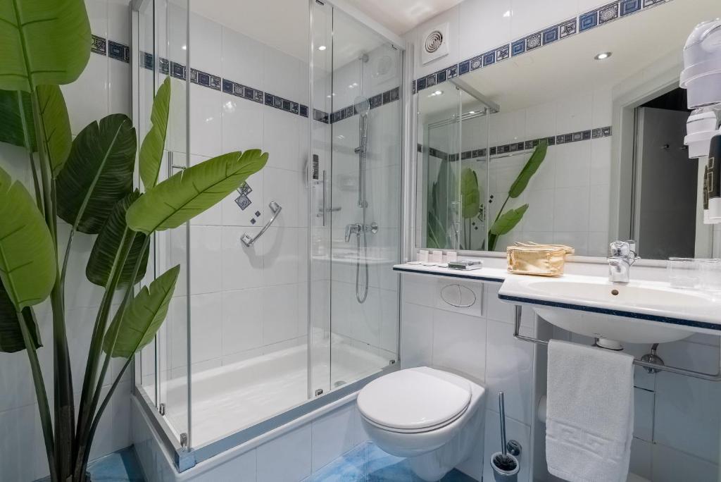 Koupelna v ubytování Multatuli Hotel
