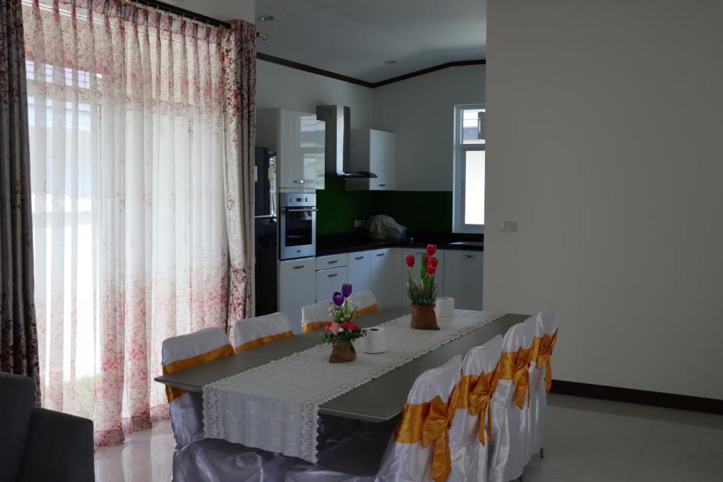 TV a/nebo společenská místnost v ubytování Hua Hin, Pool Villa, Nice Breeze 7