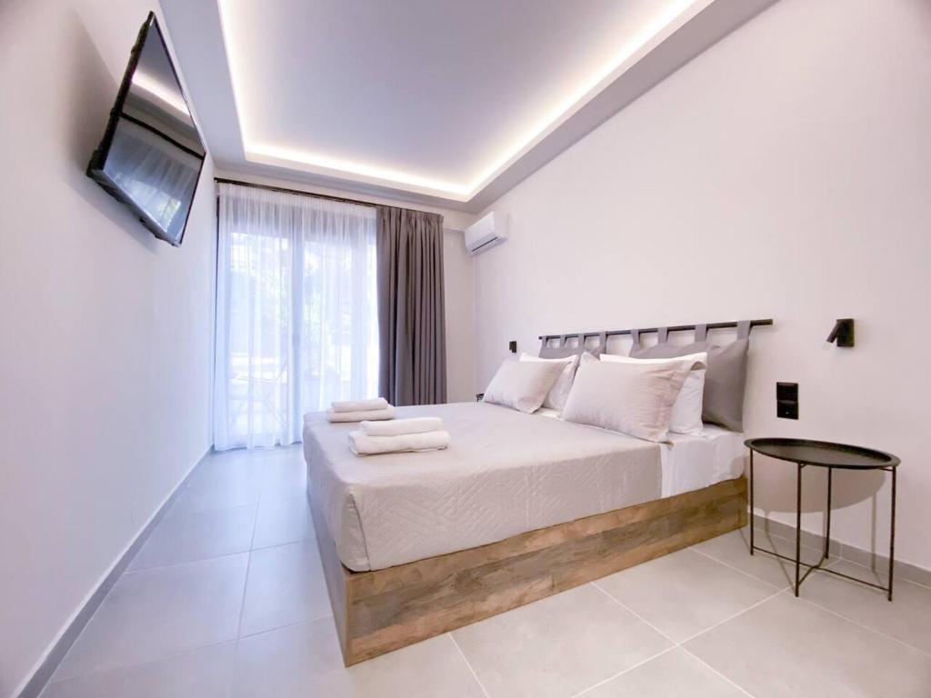 Postel nebo postele na pokoji v ubytování Nostos luxury beach home