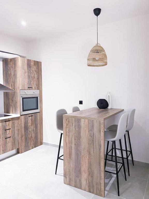 Kuchyň nebo kuchyňský kout v ubytování Nostos luxury beach home