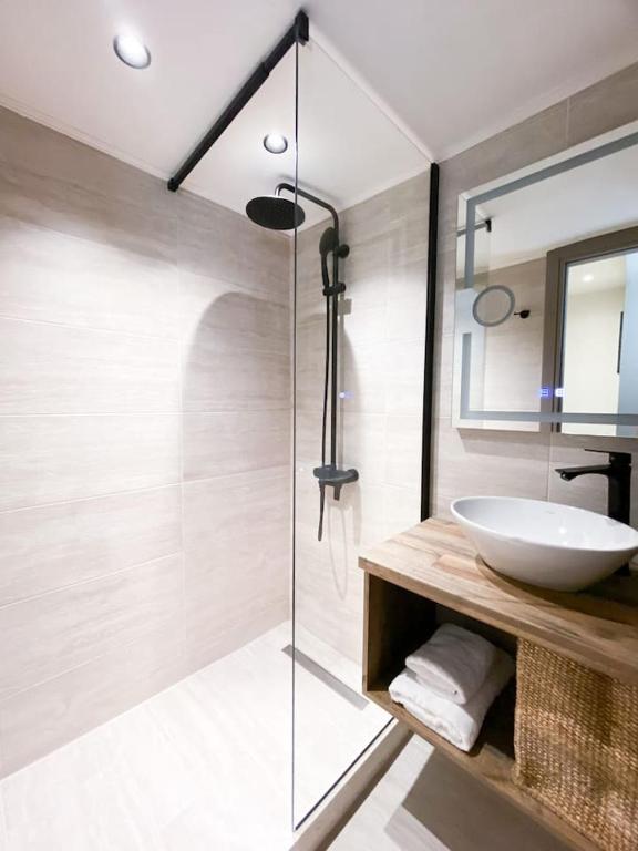 Koupelna v ubytování Nostos luxury beach home