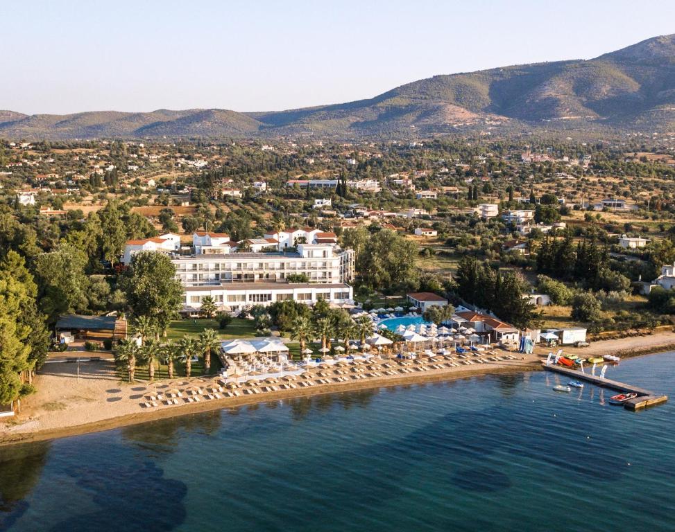 eine Luftansicht eines Resorts auf dem Wasser in der Unterkunft Brown Beach Evia Island, All Inclusive in Eretria, a member of Brown Hotels in Eretria
