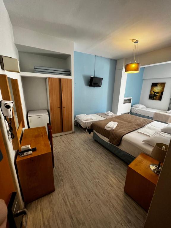 Postel nebo postele na pokoji v ubytování Frini Hotel