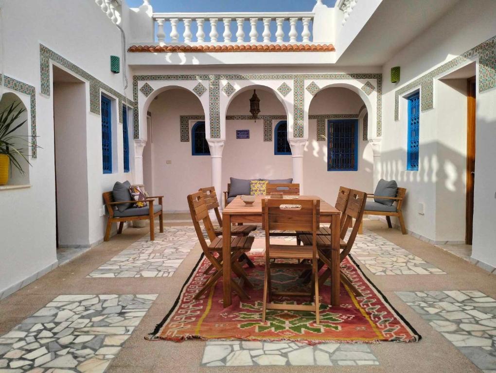 Ouled Yaneg的住宿－Beit El Ezz - la grande，一间带桌椅的用餐室