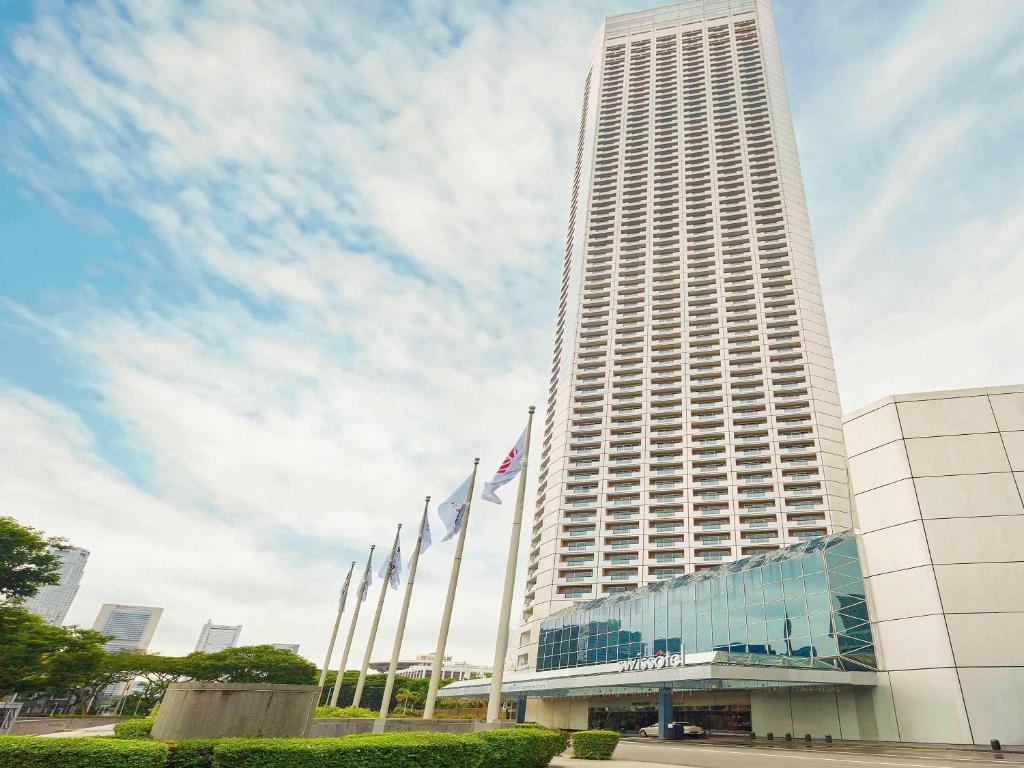 シンガポールにあるSwissotel The Stamfordの旗の目の前の高い建物