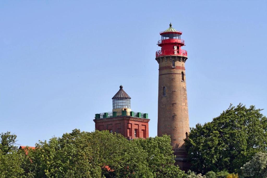 twee vuurtorens bovenop een heuvel met bomen bij Blinkfüer am Kap Arkona in Putgarten