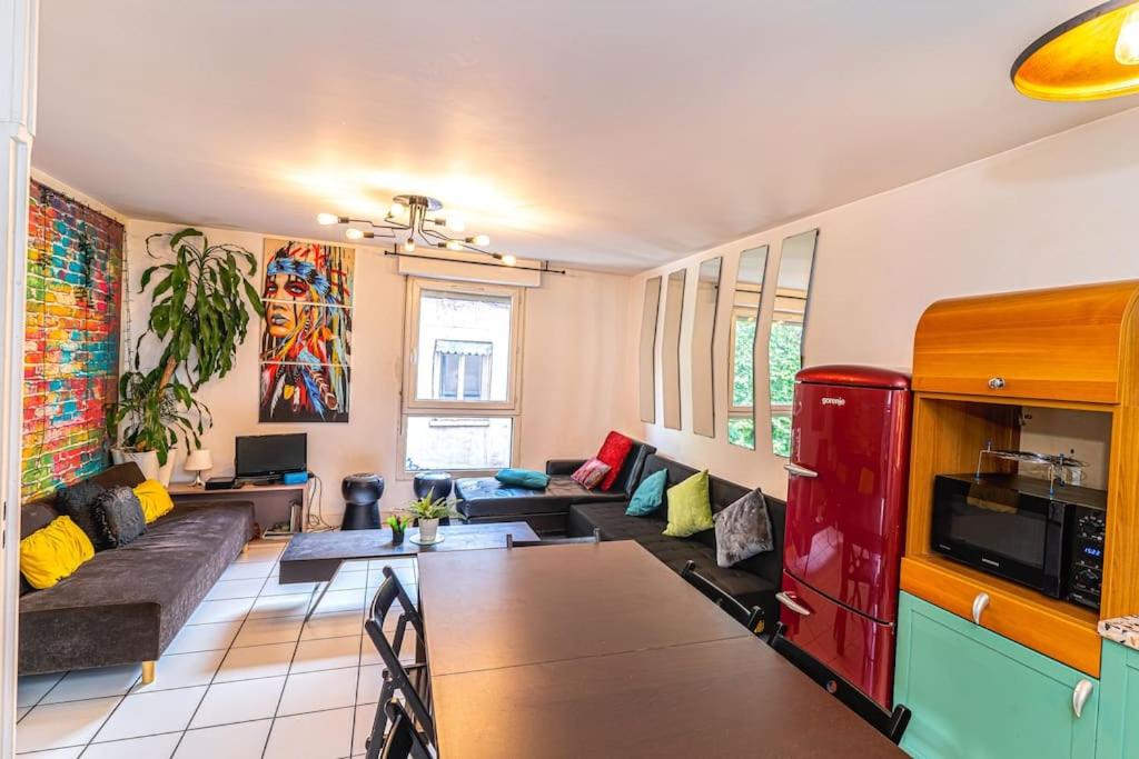 un salon avec un canapé et une table dans l'établissement T4 spécial groupe, à Lyon
