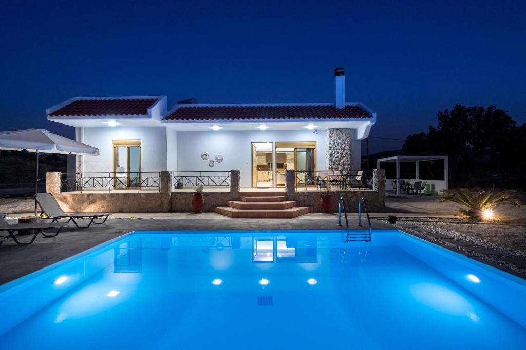 a villa with a swimming pool at night at El Paradiso in Pastida