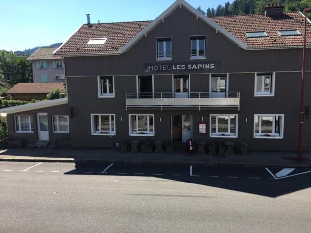 Um edifício com as palavras "york liesaris" nele. em Hotel Les Sapins em Gérardmer