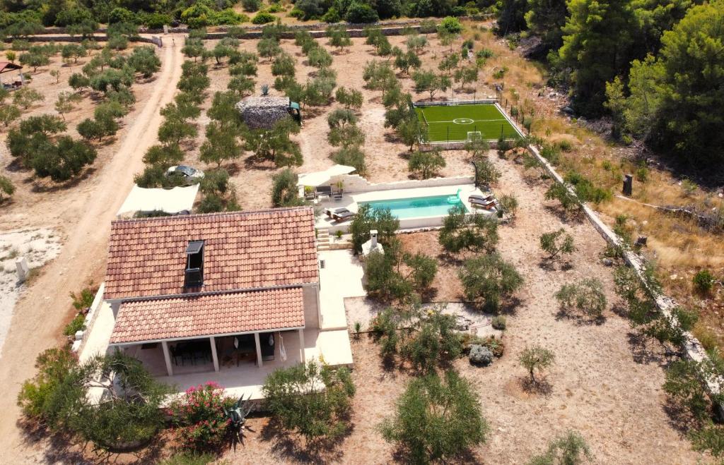una vista aerea di una casa con giardino di Villa Mista a Sutivan (San Giovanni di Brazza)