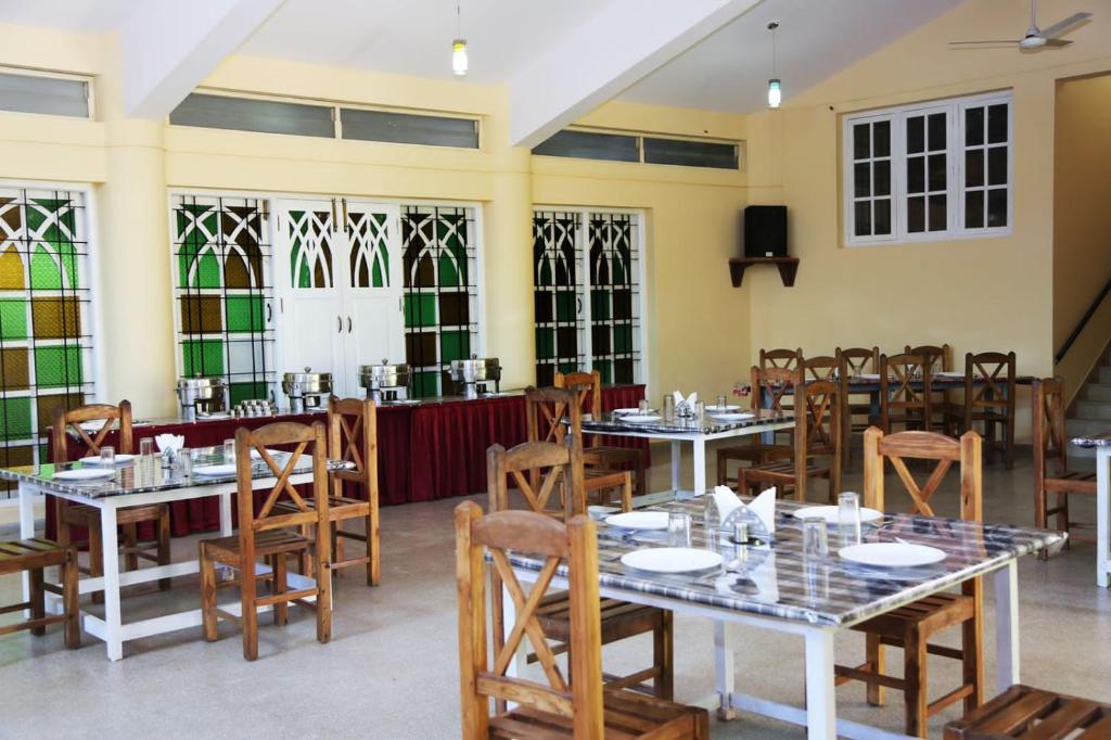 Restaurace v ubytování Mothers Bounty by Lazo , Coorg