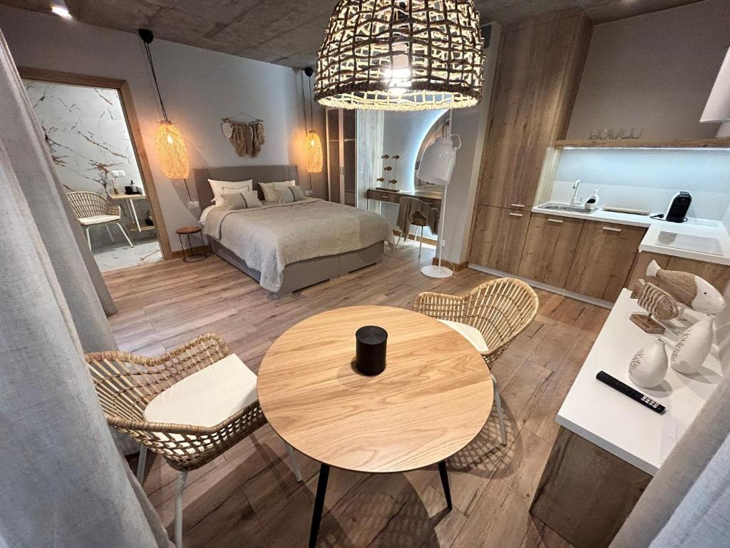 um quarto com uma mesa e cadeiras e uma cama em M2 Resort Wellness & Spa em Ostrowo