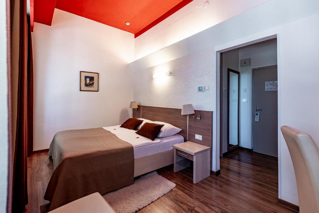 Łóżko lub łóżka w pokoju w obiekcie Boutique Hotel Kaštel