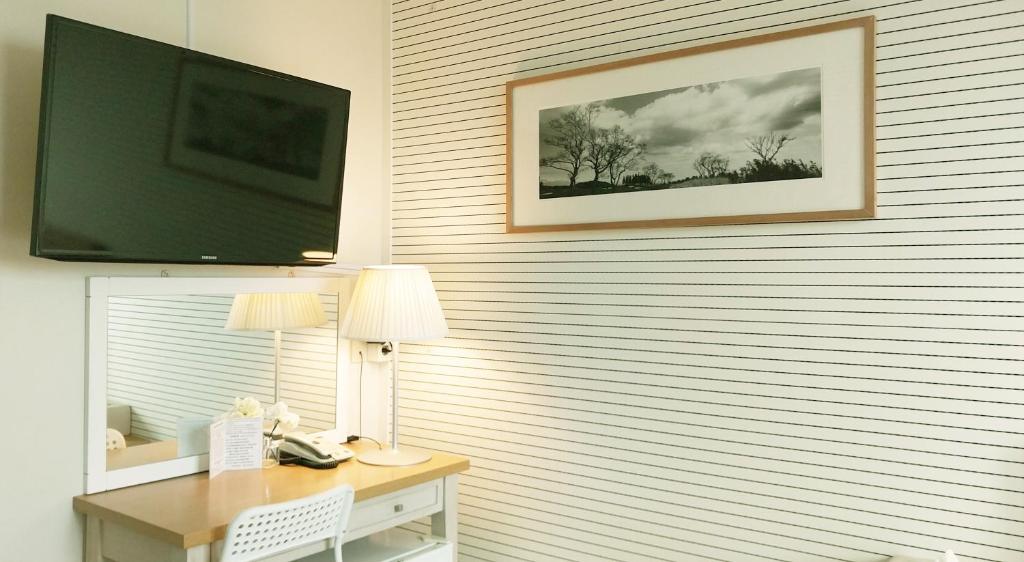 TV a/nebo společenská místnost v ubytování Golden Park Hotel