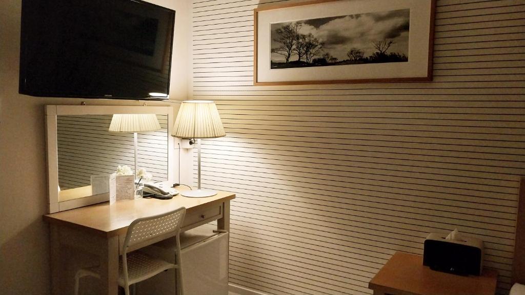 TV a/nebo společenská místnost v ubytování Golden Park Hotel