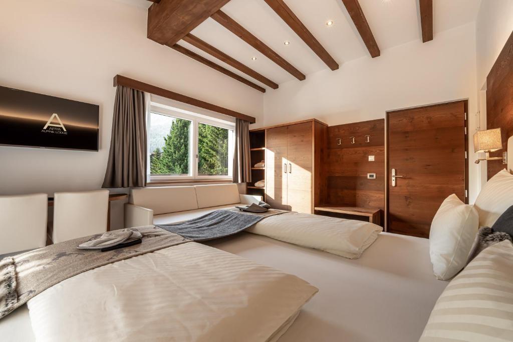 Postel nebo postele na pokoji v ubytování Arya Alpine Lodge
