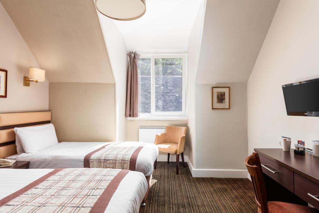 Postel nebo postele na pokoji v ubytování Arrochar Hotel 'A Bespoke Hotel'