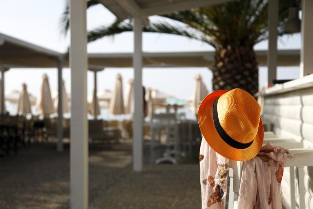 a person wearing a straw hat on a pole at Hotel Mavridis in Flogita