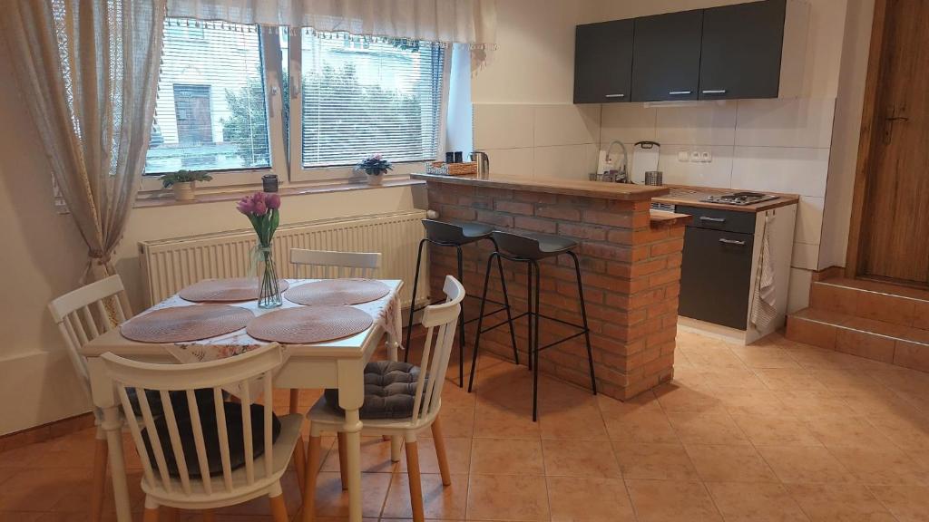 eine Küche mit einem Tisch und Stühlen sowie eine Küche mit einem Herd in der Unterkunft Apartmán Anglický roh in Franzensbad