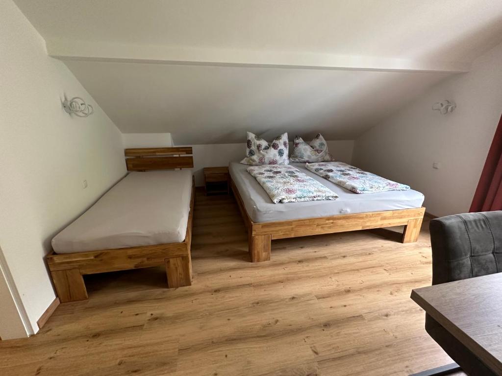 Posteľ alebo postele v izbe v ubytovaní Auszeit Salzkammergut Appartements