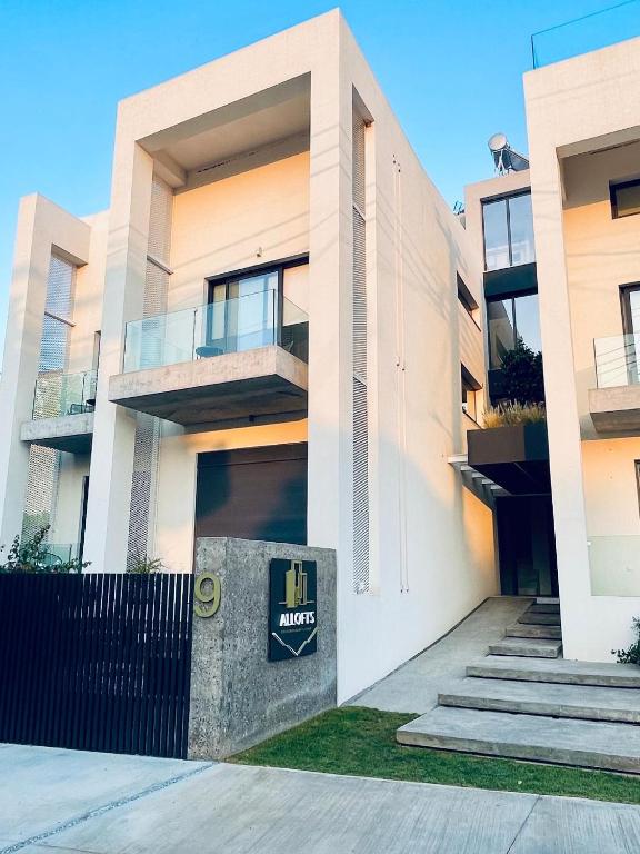 un edificio con un cartel delante en Allofts, en Kalamata
