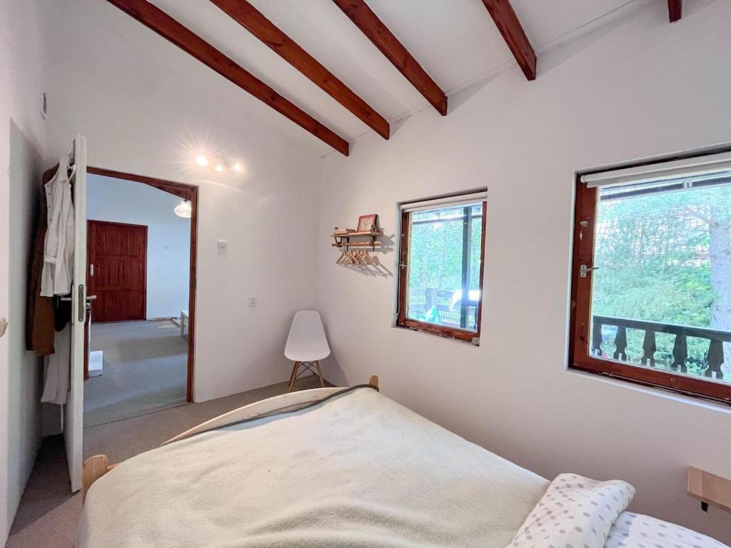 een slaapkamer met een bed en een raam bij Mazurek domek letniskowy do wynajęcia na mazurach in Kierwik