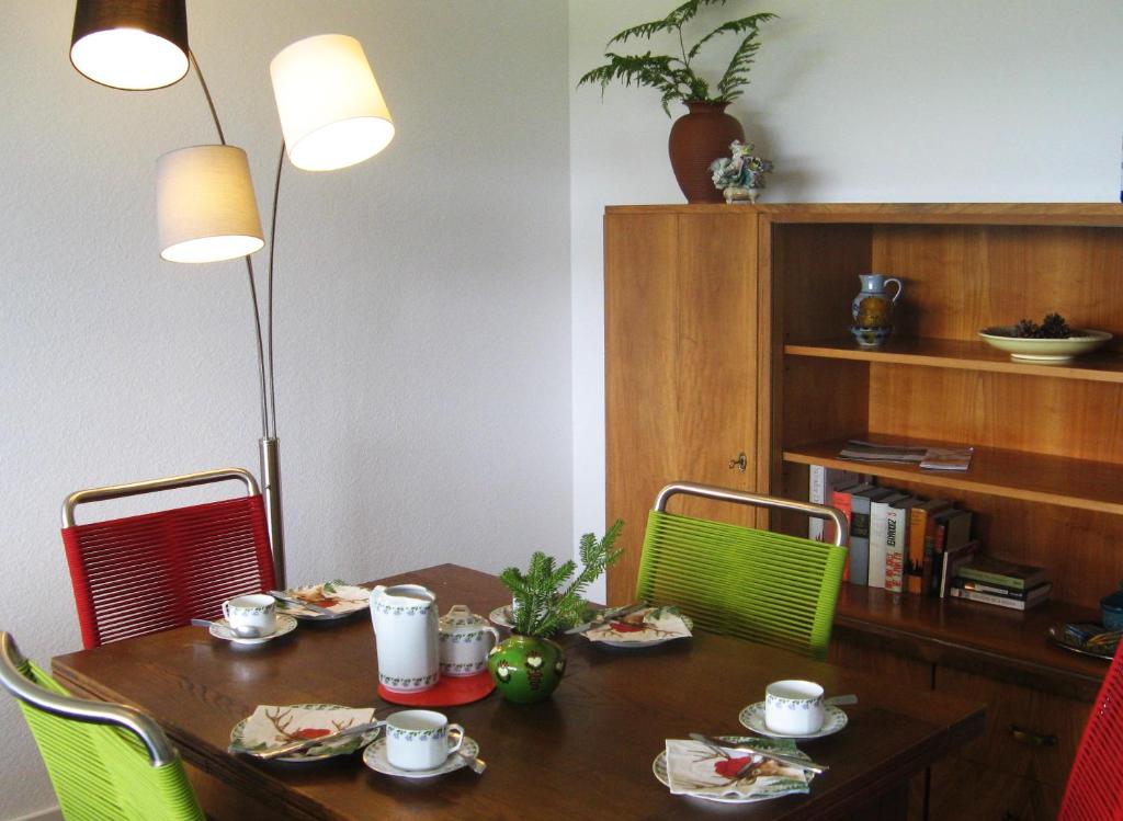Příslušenství pro přípravu čaje a kávy v ubytování Ferienwohnung Schwarzwald Oase Kniebis