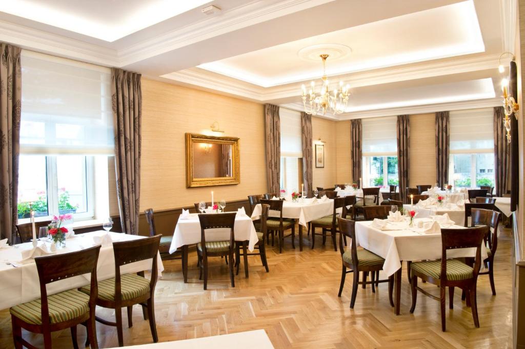 Restoran või mõni muu söögikoht majutusasutuses Schwarzer Bär Jena