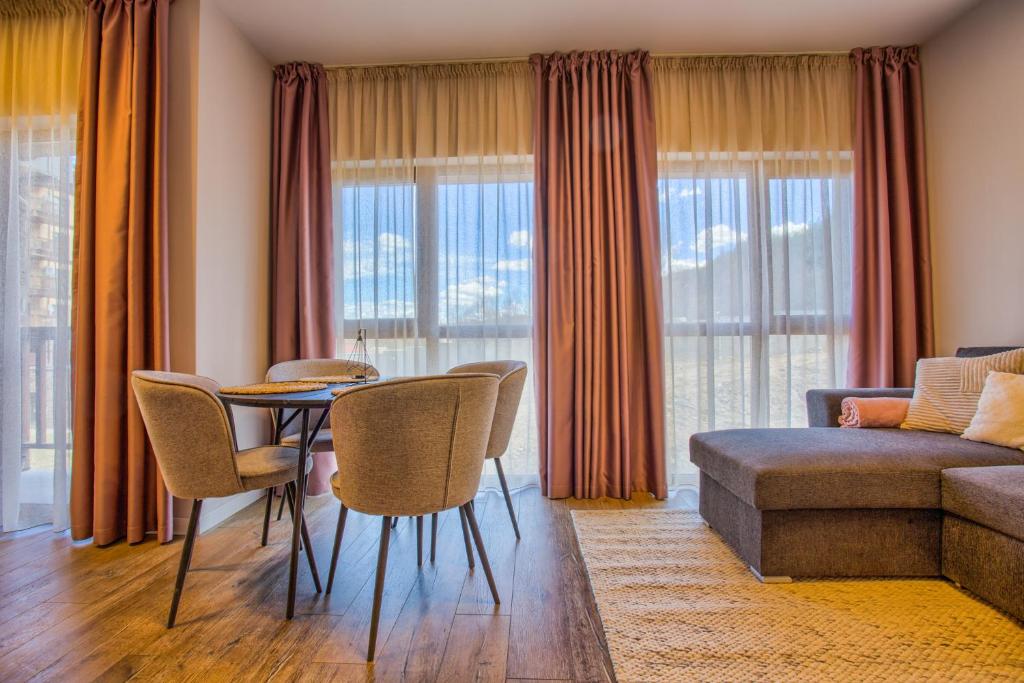 Posezení v ubytování Cozy Studio in Bansko with free parking by Flat Mаnager