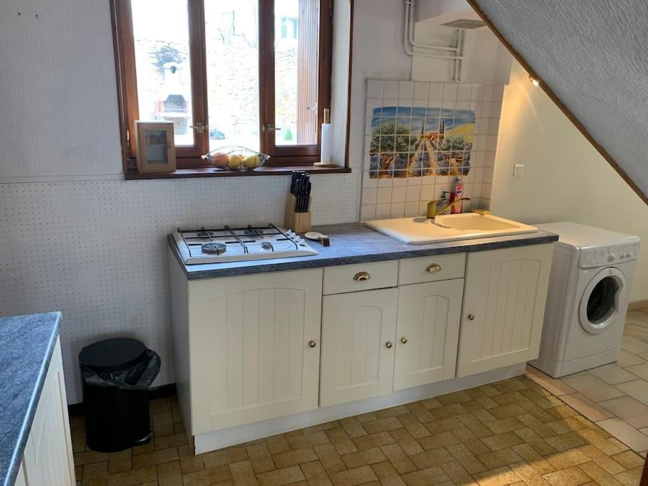 Cucina o angolo cottura di Maison de village avec cour au calme