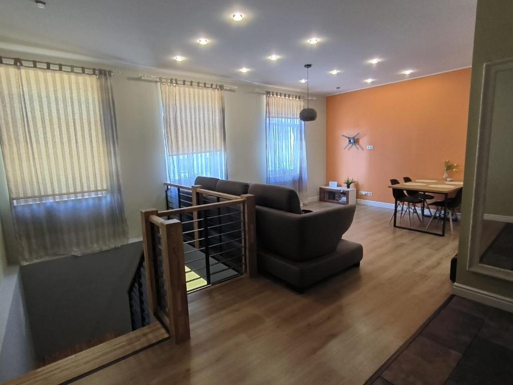 ein Wohnzimmer mit einem Sofa und einem Tisch in der Unterkunft Libau Apartment in Liepāja