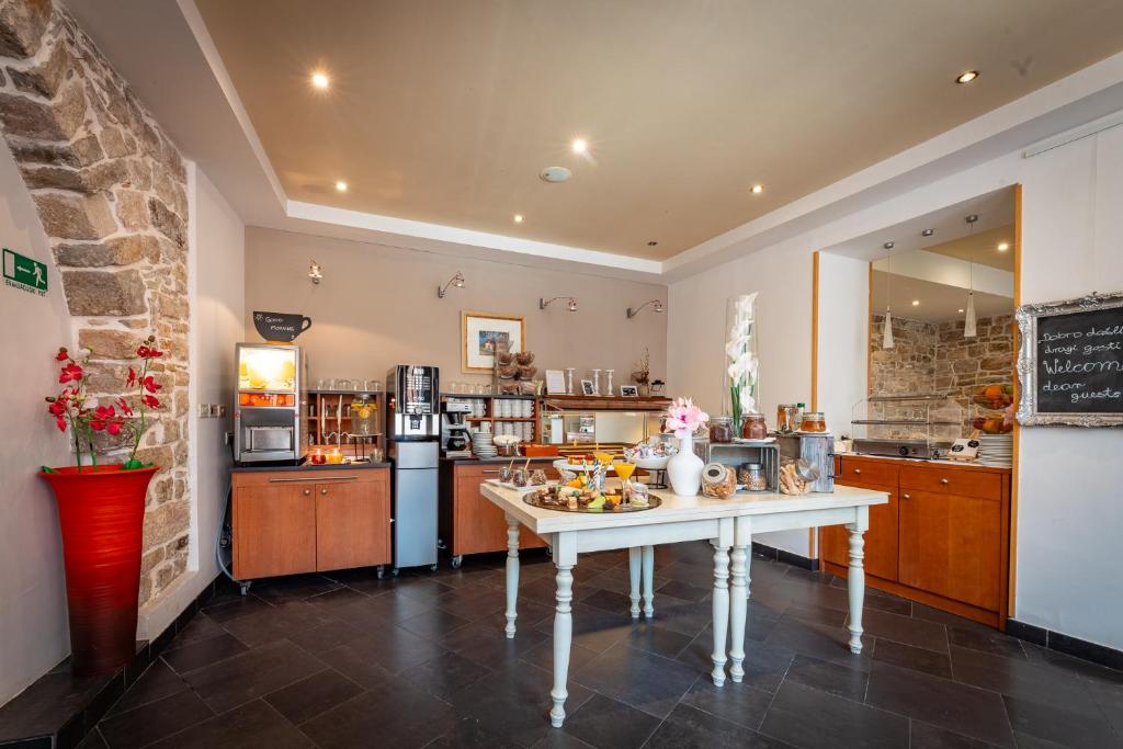 Kuchnia lub aneks kuchenny w obiekcie Boutique Hotel Kaštel
